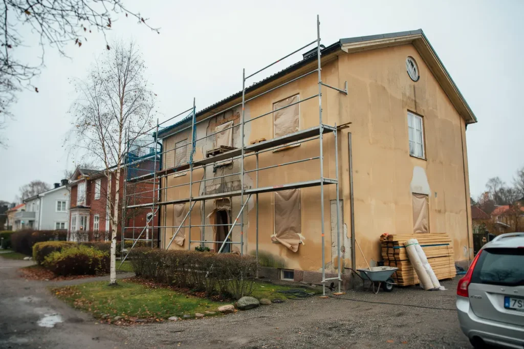 fasadrenovering p villan tecken materialval arbetsg ng och kostnad